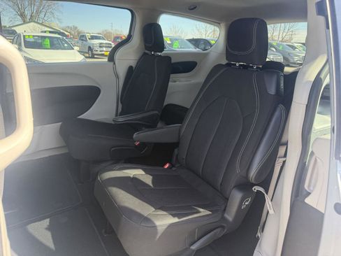 Used 2023 Chrysler Voyager LX image 3