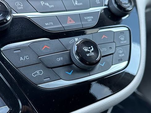 Used 2024 Chrysler Pacifica Touring-L image 29