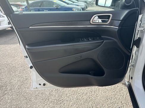 Used 2017 Jeep Grand Cherokee Limited image 14