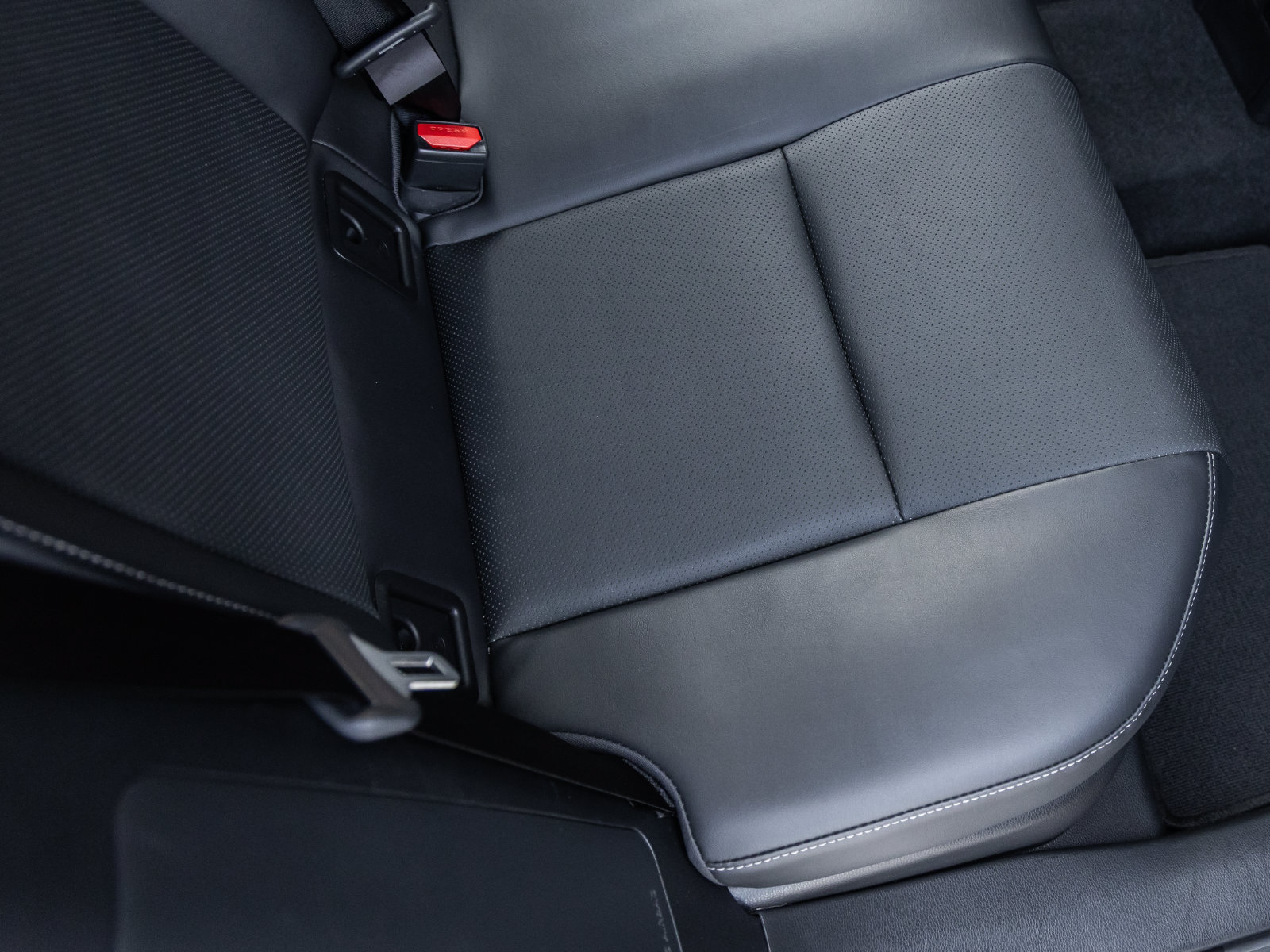 Used 2024 Toyota Prius Limited w/ Limited Premium Package FWD image 39