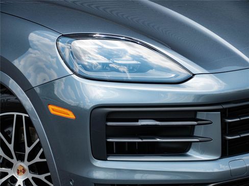 Certified 2026 Porsche Cayenne AWD/4WD image 38