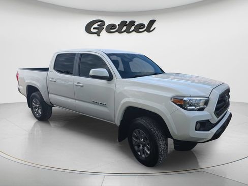 Used 2017 Toyota Tacoma SR5 w/ Tow Package RWD image 2