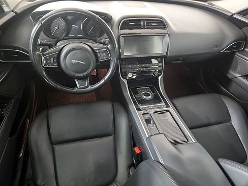 Used 2019 Jaguar XE Premium image 12