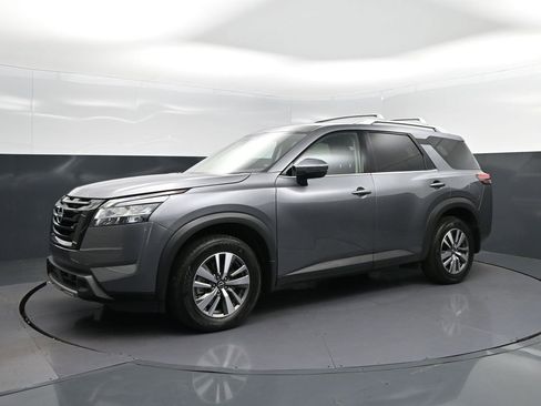Used 2023 Nissan Pathfinder SL w/ Black Appearance Package FWD image 3