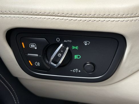Used 2019 Bentley Bentayga AWD/4WD image 23