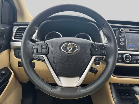 Used 2019 Toyota Highlander XLE AWD/4WD image 12