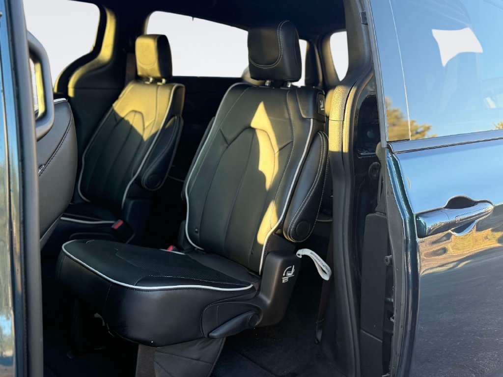 Used 2025 Chrysler Pacifica Limited FWD image 14