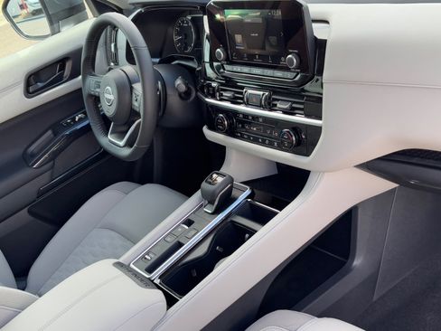 New 2025 Nissan Pathfinder SV image 11