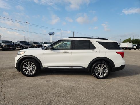 Used 2020 Ford Explorer XLT w/ Equipment Group 202A RWD image 4