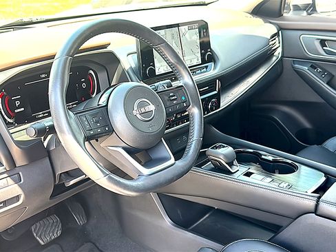Used 2023 Nissan Rogue Platinum w/ Platinum Premium Package FWD image 12