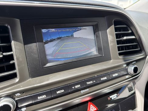 Used 2020 Hyundai Elantra SE FWD image 19