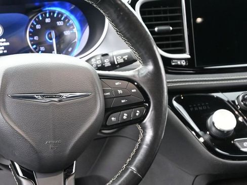 Used 2021 Chrysler Pacifica Touring-L w/ Uconnect Theater Family Group image 26