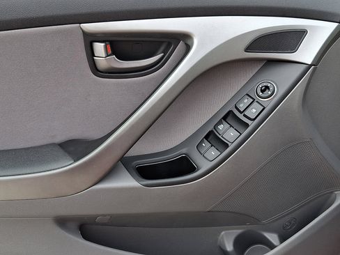 Used 2014 Hyundai Elantra SE w/ Option Group 02 FWD image 19