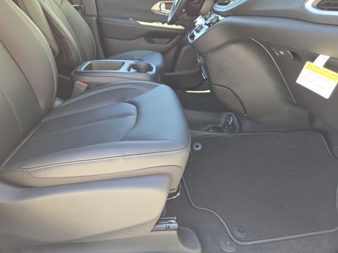 New 2026 Chrysler Pacifica Select image 12