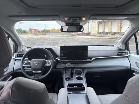 Used 2025 Toyota Sienna XLE AWD/4WD image 11