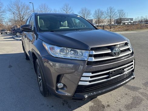 Used 2017 Toyota Highlander XLE image 2