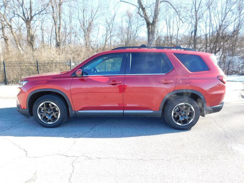 Certified 2025 Honda Pilot EX-L image 2