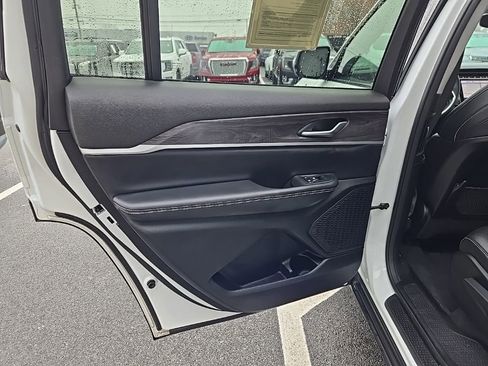 Used 2023 Jeep Grand Cherokee L Limited w/ Black Appearance Package image 36