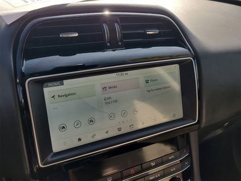 Used 2020 Jaguar F-PACE Premium image 23