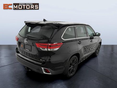 Used 2017 Toyota Highlander SE AWD/4WD image 6