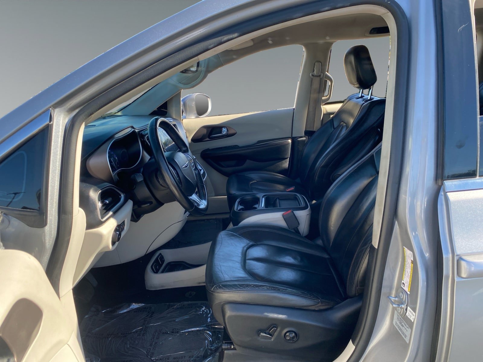 Used 2017 Chrysler Pacifica Touring-L FWD image 9