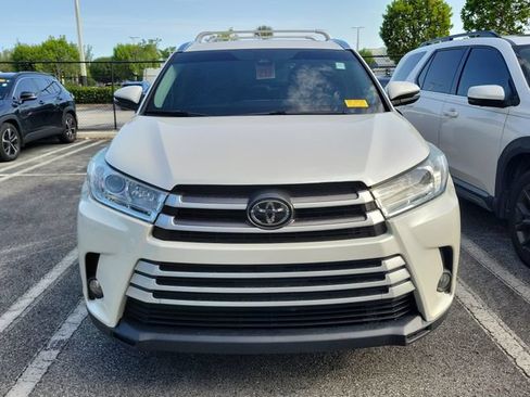Used 2019 Toyota Highlander XLE AWD/4WD image 2