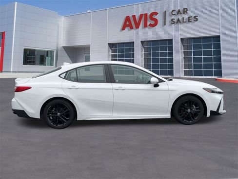 Used 2025 Toyota Camry SE image 7
