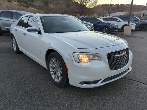 Used 2015 Chrysler 300 C image 2