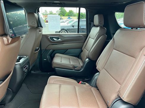 Used 2023 Chevrolet Suburban High Country w/ Premium Package 2 AWD/4WD image 9