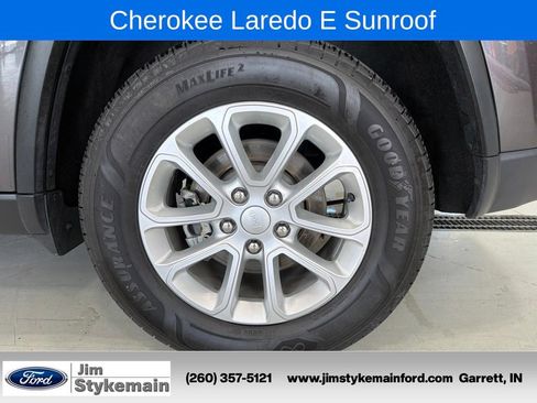 Used 2021 Jeep Grand Cherokee Laredo w/ Security & Convenience Group AWD/4WD image 6