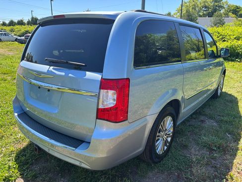 Used 2013 Chrysler Town & Country Touring-L w/ Driver Convenience Group FWD image 5