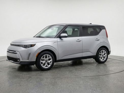 Used 2025 Kia Soul LX w/ LX Technology Package FWD image 3