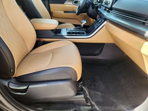 Certified 2024 Kia Carnival LX image 11