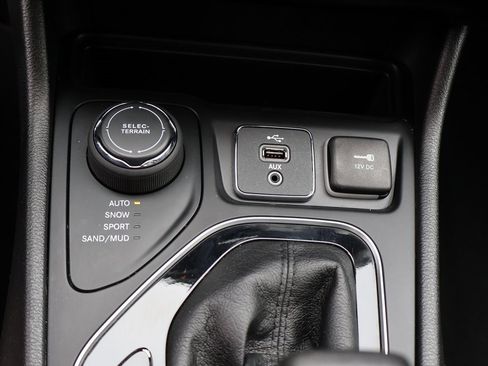 Used 2019 Jeep Cherokee Limited w/ Luxury Group image 34