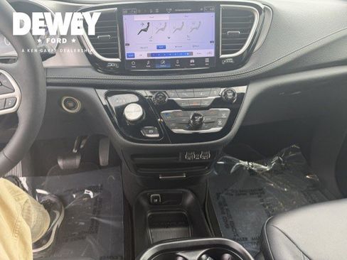Used 2025 Chrysler Pacifica Select FWD image 18