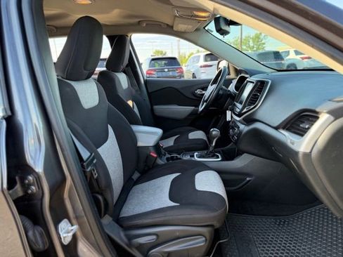 Used 2014 Jeep Cherokee Latitude w/ Cold Weather Group FWD image 16