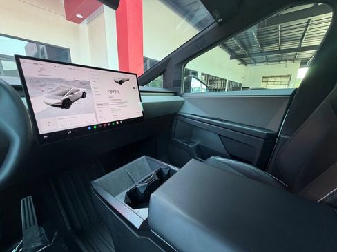 Used 2024 Tesla Cybertruck AWD Crew Cab image 21