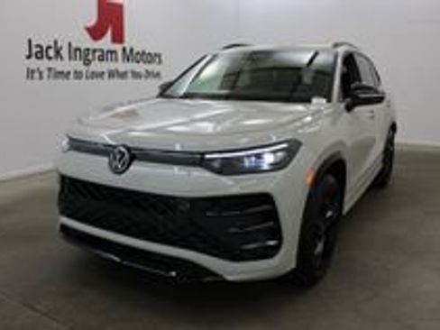New 2026 Volkswagen Tiguan SE R-Line FWD image 2