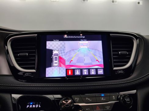 Used 2025 Chrysler Pacifica Select w/ Uconnect Theater Family Group FWD image 4