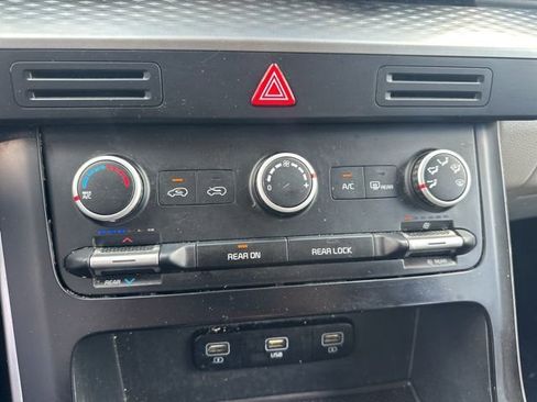 Used 2022 Kia Carnival LX image 19