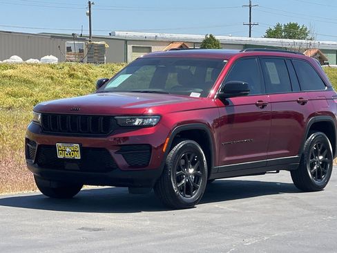 Used 2025 Jeep Grand Cherokee Altitude AWD/4WD image 8