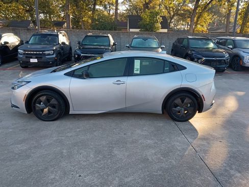 Used 2025 Toyota Prius LE image 4