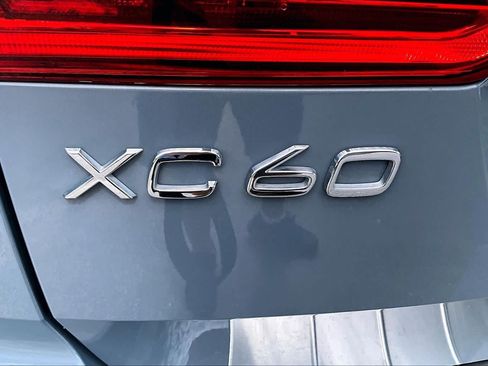 Used 2022 Volvo XC60 B5 Momentum w/ Advanced Package FWD image 10