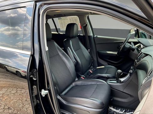 Used 2017 Chevrolet Trax LT w/ Sun & Sound Package FWD image 31