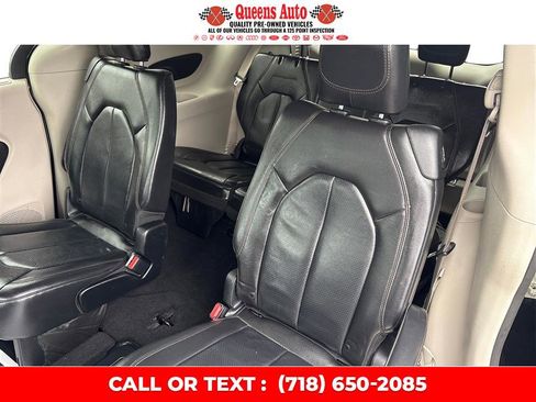 Used 2019 Chrysler Pacifica Touring-L image 15