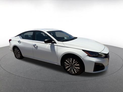 Used 2025 Nissan Altima 2.5 SV FWD image 2