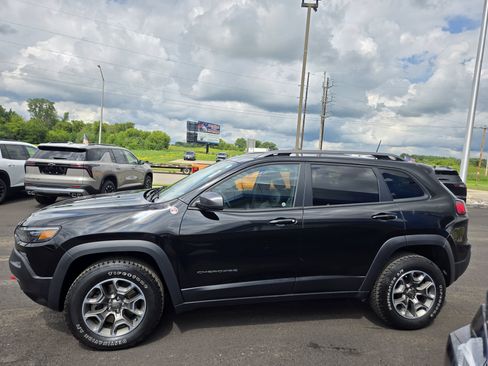 Used 2021 Jeep Cherokee Trailhawk AWD/4WD image 2
