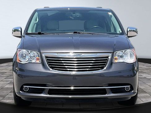 Used 2016 Chrysler Town & Country Touring-L w/ Driver Convenience Group FWD image 3
