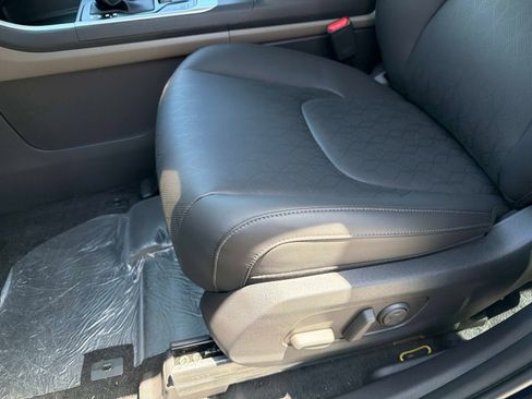 New 2026 Kia Carnival FWD image 17