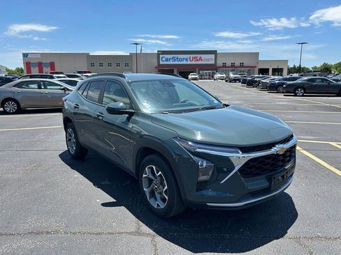 Used 2025 Chevrolet Trax LT FWD image 1